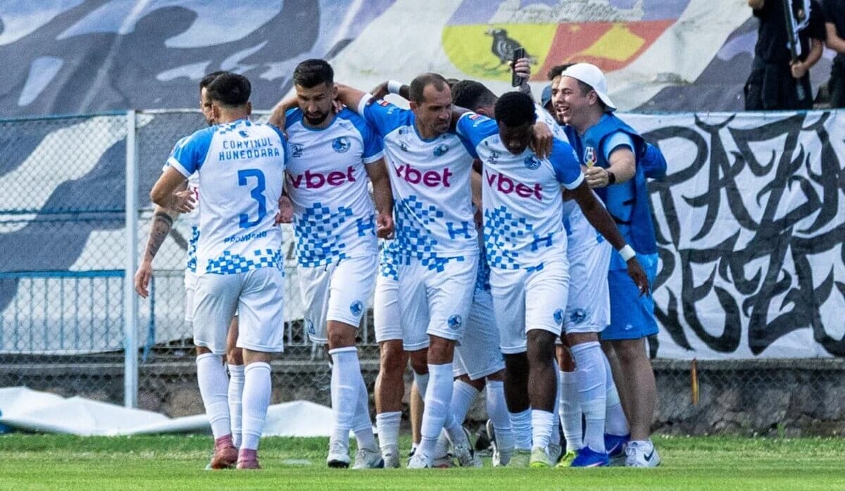 Corvinul Hunedoara – Csikszereda 0-0. „Corbii” revin în Liga 1 după 34 de ani de așteptare
