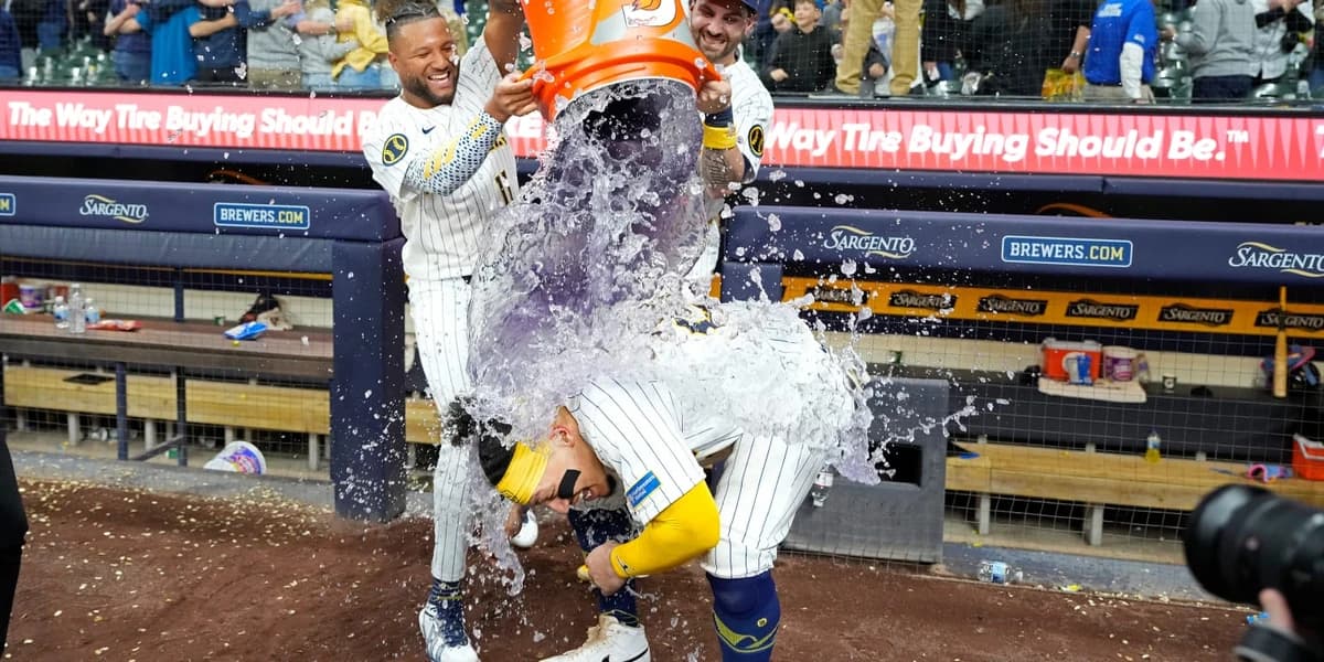 Crew capitalizes on Yankees' blunder for first walk-off win of '26