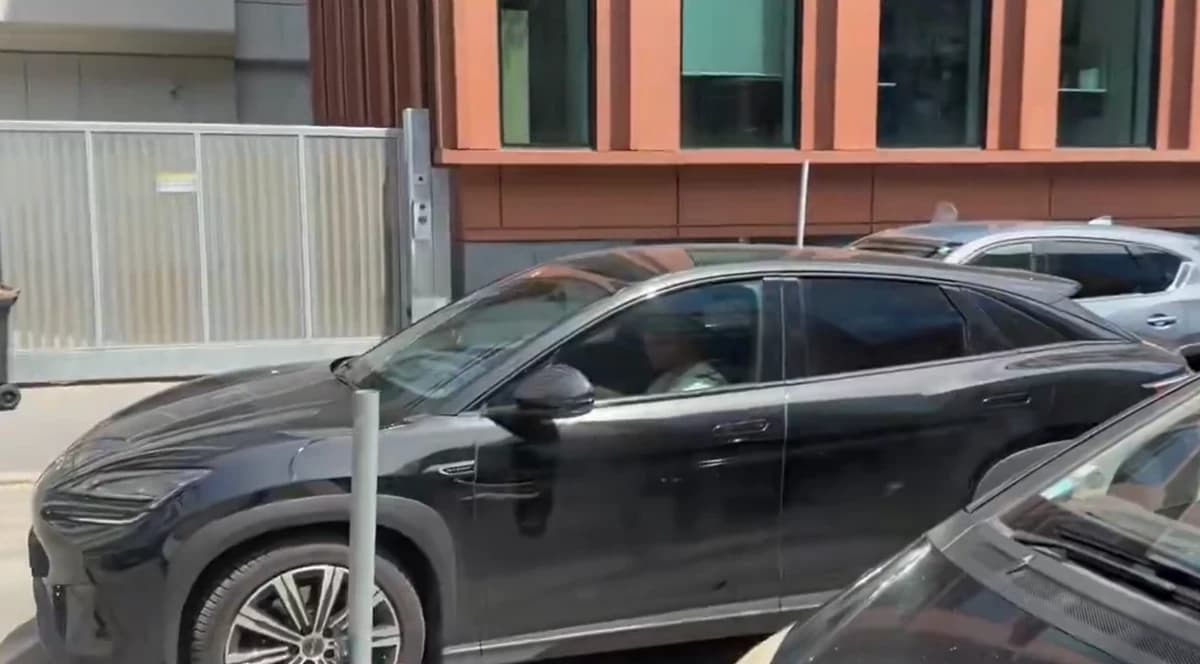 Cristi Chivu a ajuns la sediu și semnează contractul! 4.000.000 de euro pe an