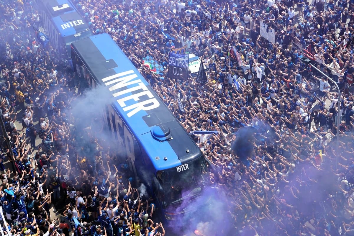 Cristi Chivu, în zi de sărbătoare! Imagini spectaculoase cu miile de fani care au blocat autocarul l