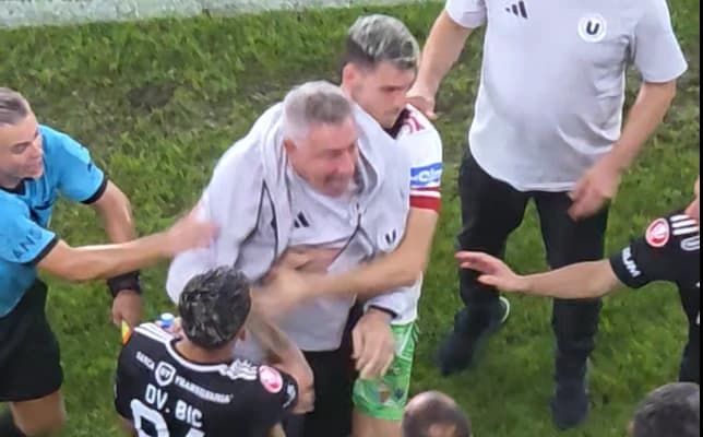 Cristiano Bergodi, imagini halucinante! A sărit la bătaie cu un fan al lui Dinamo: a luat roşu şi a