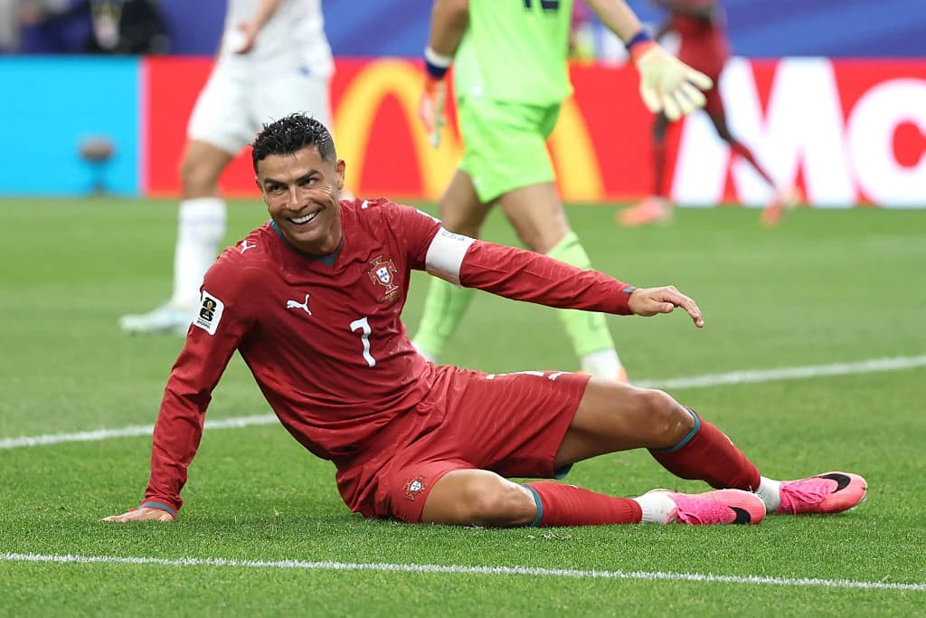 Cristiano Ronaldo a fost premiat de FIFA, după Portugalia - Uzbekistan 5-0, meci în care lusitanul a