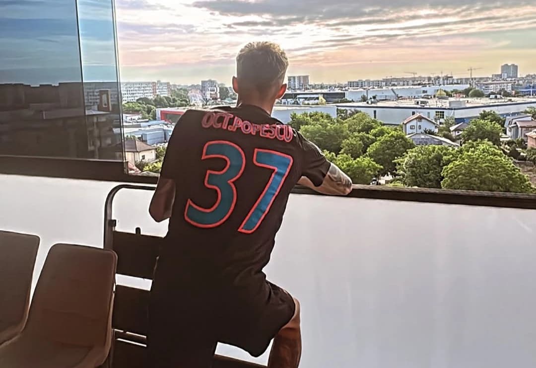 Cu numărul 10 liber, Octavian Popescu și-a ales alt tricou la Levadiakos! Premieră pentru fotbalist