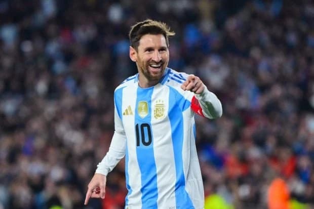 Cu o avere de peste 1.000.000.000 de dolari, Lionel Messi intră lângă Cristiano Ronaldo în clubul fo