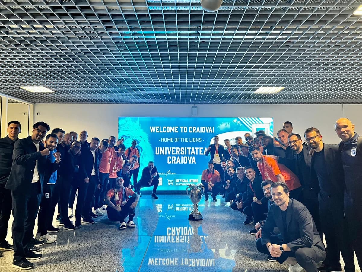 Cupa României a ajuns la Craiova! Imagini din aeroport + Vasile Mogoș, DJ-ul oltenilor