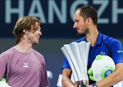 Daniil Medvedev și Andrey Rublev s-au duelat în finala din China. Cine a câștigat trofeul ATP