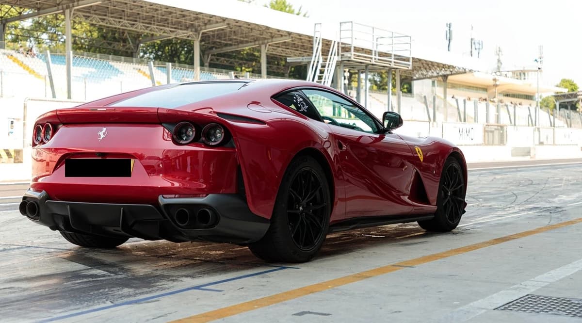 Dat afară de Gigi Becali, Vlad Chiricheș trăiește viața din plin: și-a „tunat” bolidul Ferrari 812 d
