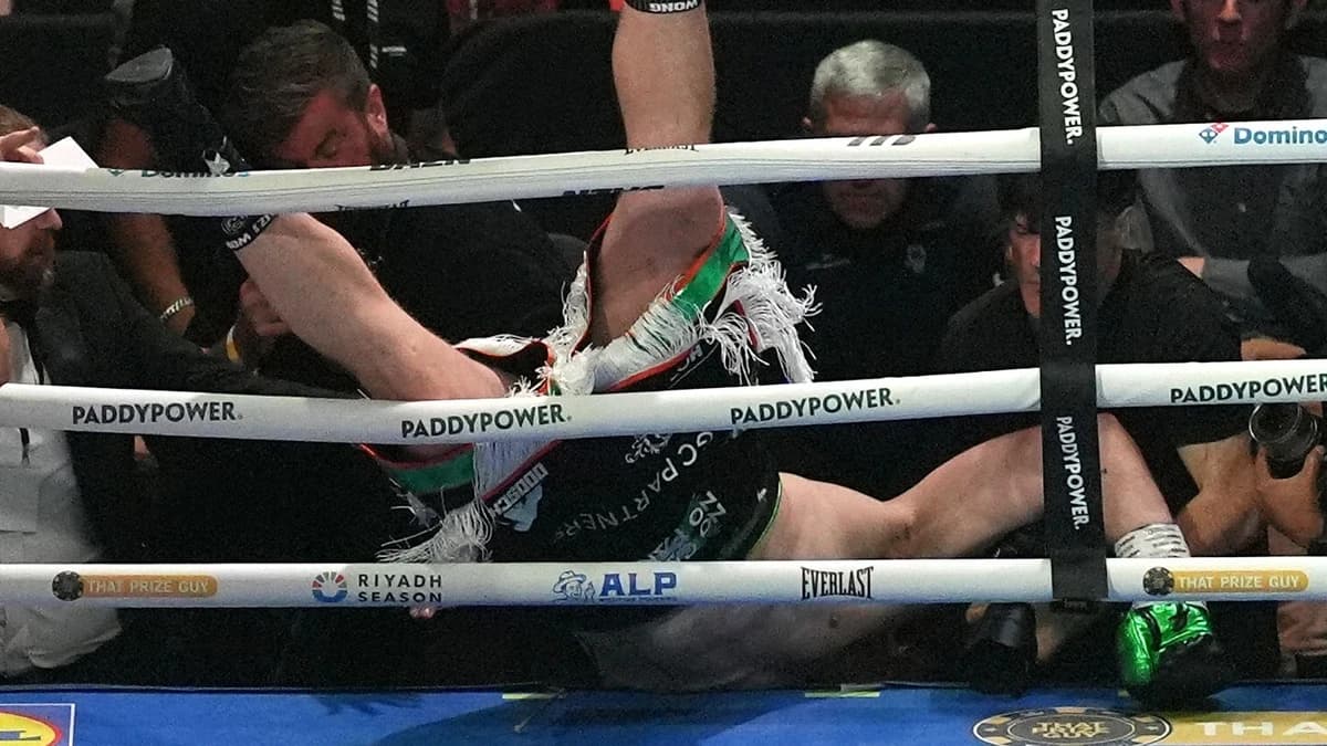 David Allen fight ends in bizarre fashion as Thomas Carty falls through ropes in round one on Katie