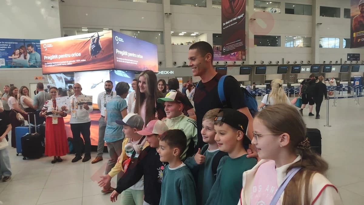 David Popovici, asaltat de copii în aeroport înainte de plecarea spre Roma! Declarație surprinzătoar