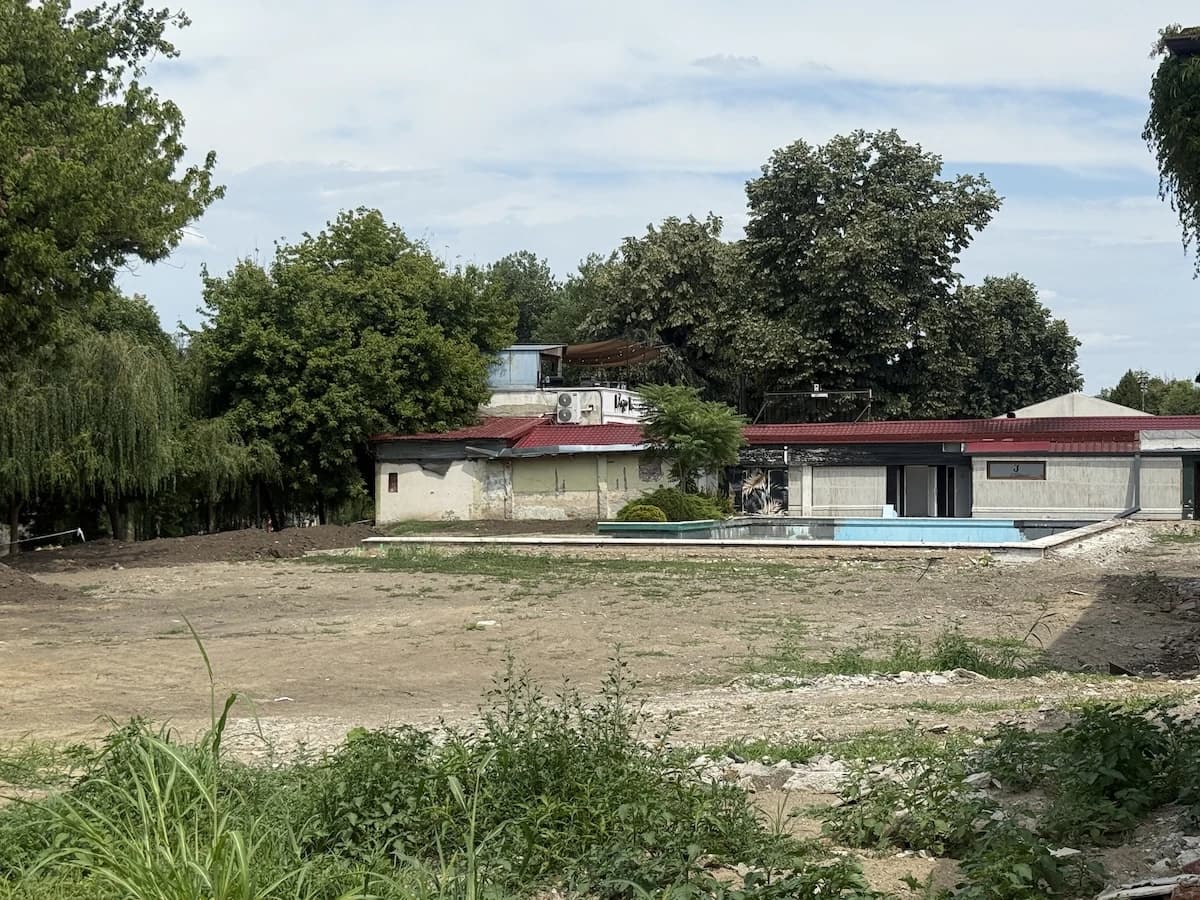 De la constrângeri, la berărie. Fostul ștrand Electrometal, cumpărat de primărie cu 250,000 euro