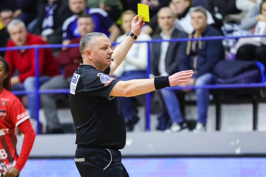 Decizie drastică după scandalul de la Supercupa de handbal feminin. Arbitrii meciului Gloria Bistriț