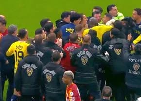Derby-ul dintre Galatasaray și Fenerbahce s-a terminat cu un scandal de proporții