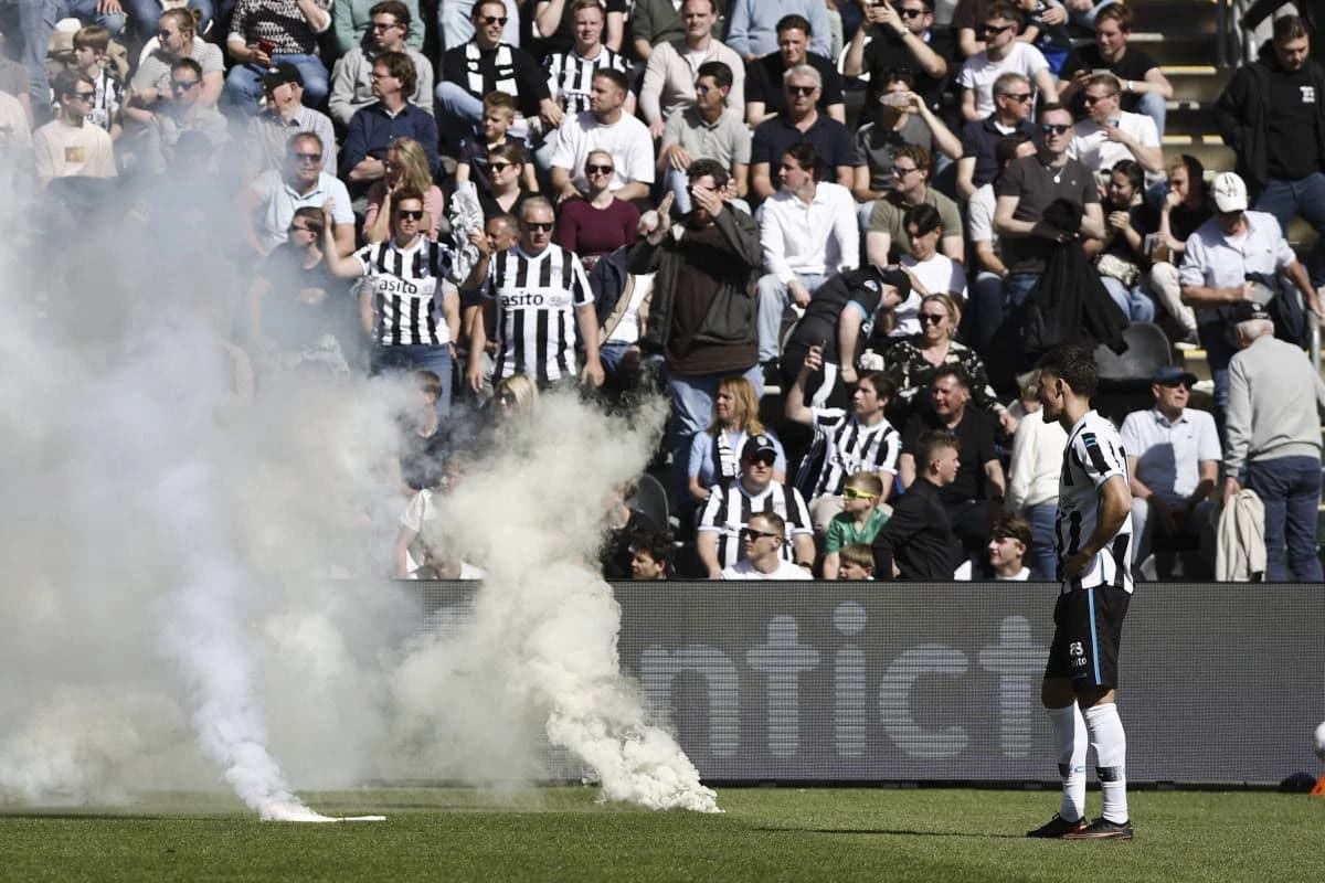 Derby-ul retrogradării a scăpat de sub control! Fanii au fugit din tribune de artificiile aruncate c