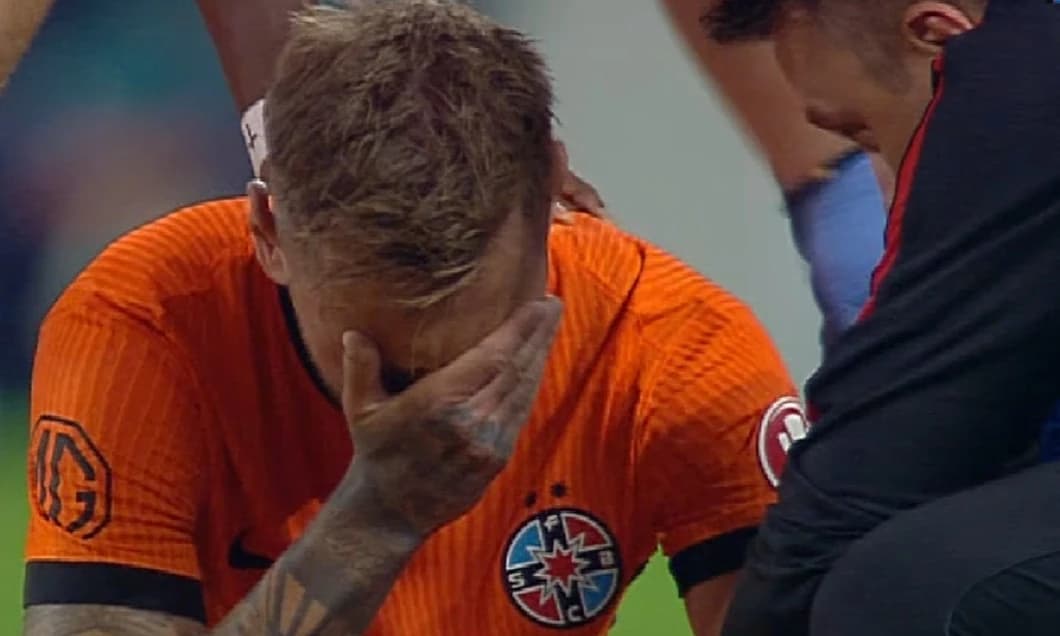 DEZASTRU! Denis Drăguș s-a accidentat la genunchi și a fost schimbat în minutul 42 al derby-ului Cra