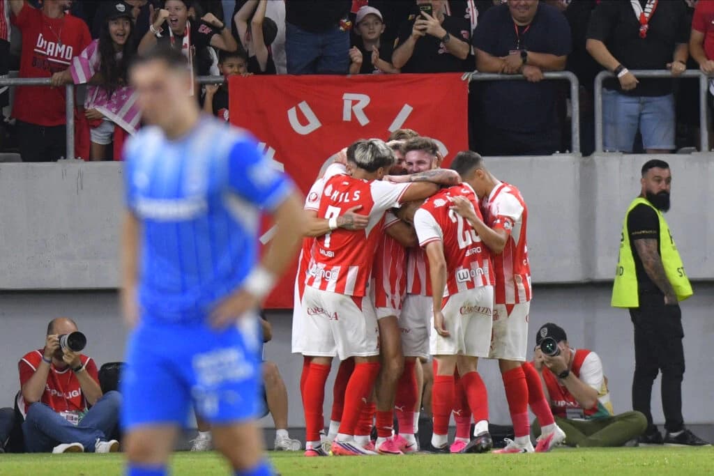 Dinamo a spulberat campioana! „Câinii” au învins Universitatea Craiova cu 5-1, într-un derby cu elim