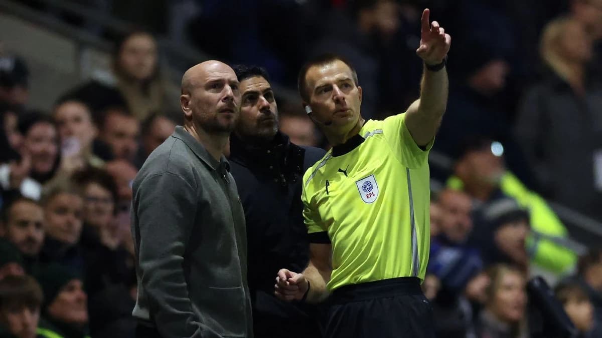 Drone halts play in Arsenal Carabao Cup game at 4th-tier Fleetwood