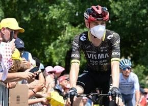 După ce vedeta ciclismului și-a rupt clavicula în Turul Franței, adversarii săi critică ofițerii ant