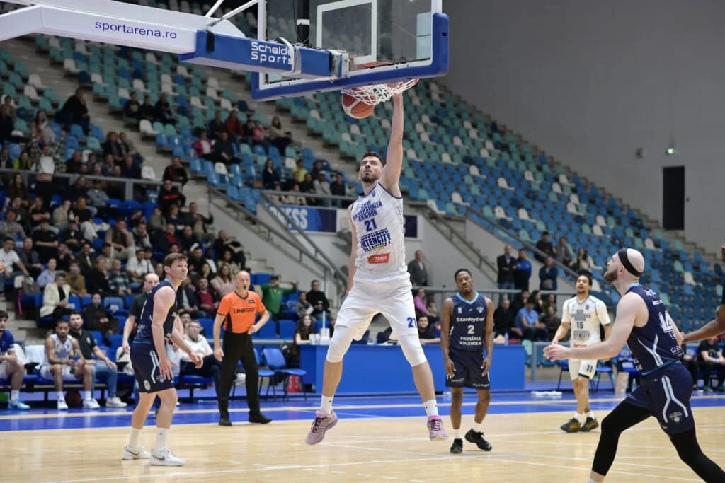 După eliminarea de pe plan extern, U-BT Cluj revine în campionat. Începe semifinala cu SCMU Craiova