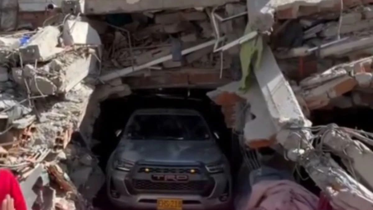 E aproape ireal cum a fost descoperită o mașină Toyota între dărâmături după cutremurul devastator d