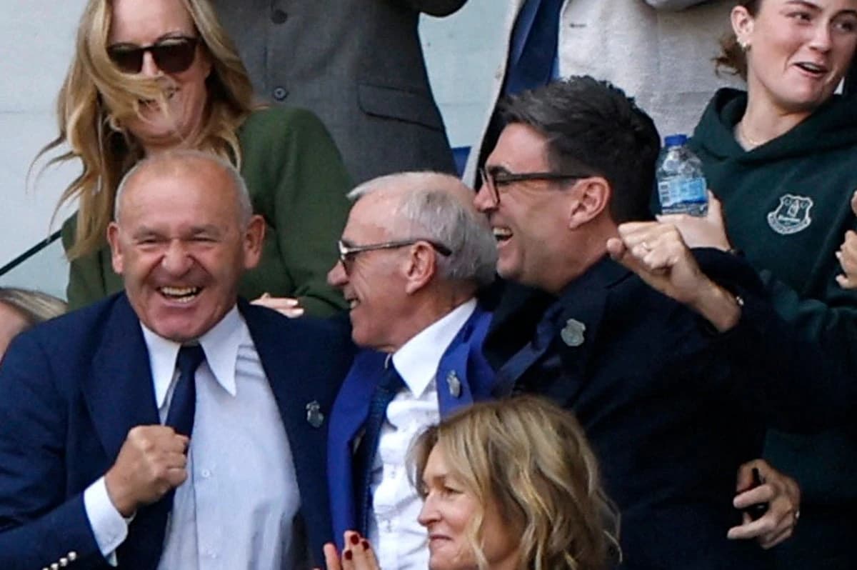 Everton ease past Crystal Palace as Andy Burnham celebrates first game back as prime minister