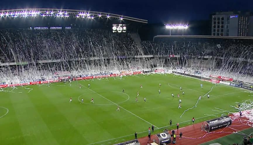Fanii lui "U" au oprit meciul cu Rapid în primul minut! Atmosferă incendiară pe Cluj Arena