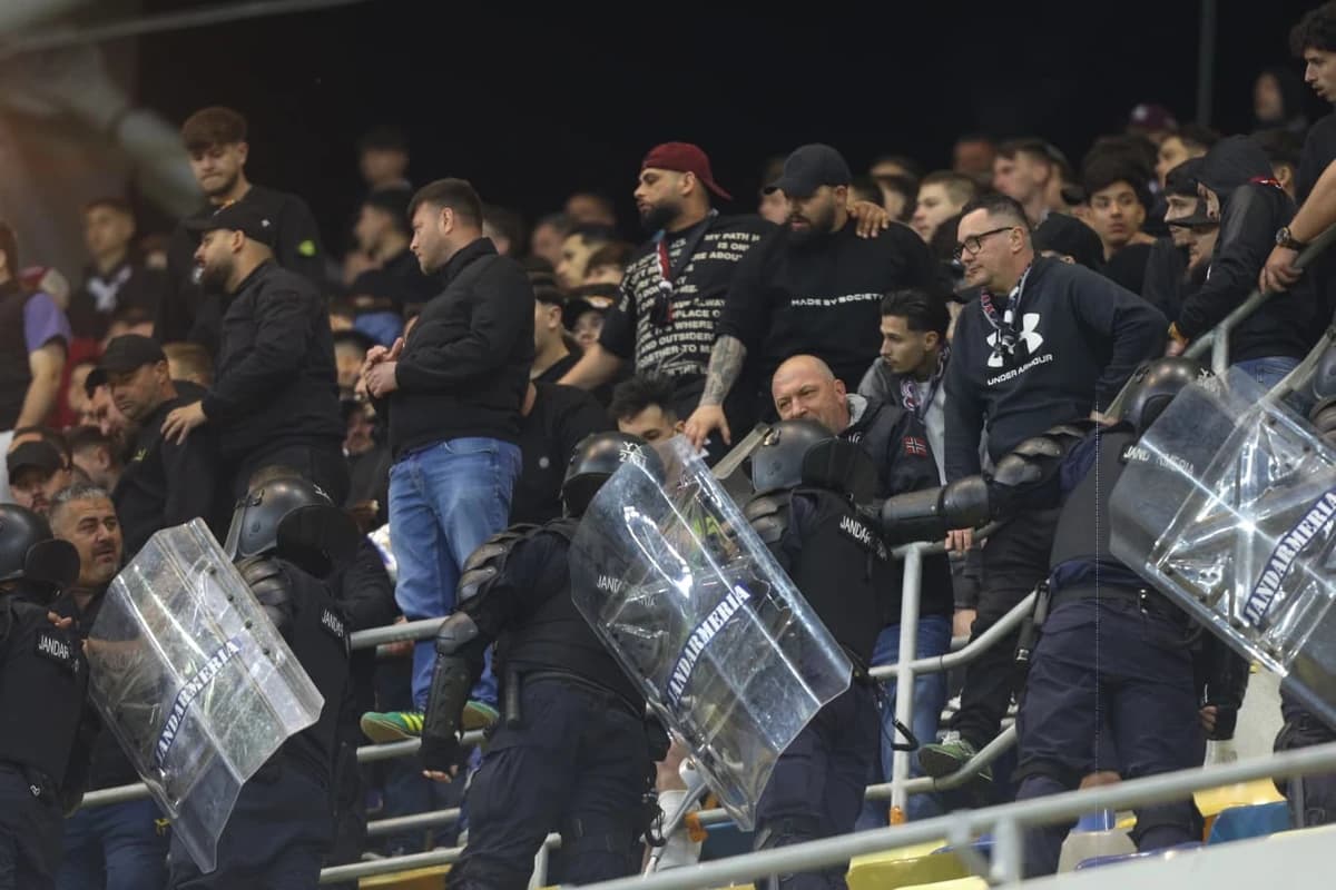 Fanii Rapidului s-au luat la bătaie între ei la derby-ul cu Dinamo. Jandarmii, chemați de urgență în
