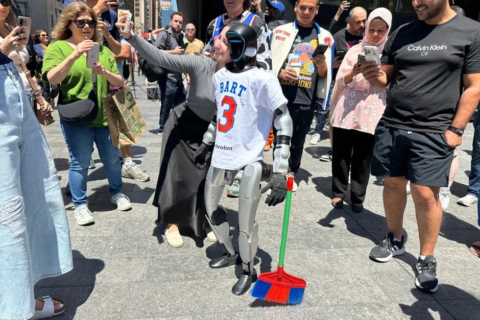 Fans arrive early for hot-ticket Spurs-Knicks Game 3 of the NBA Finals at Madison Square Garden