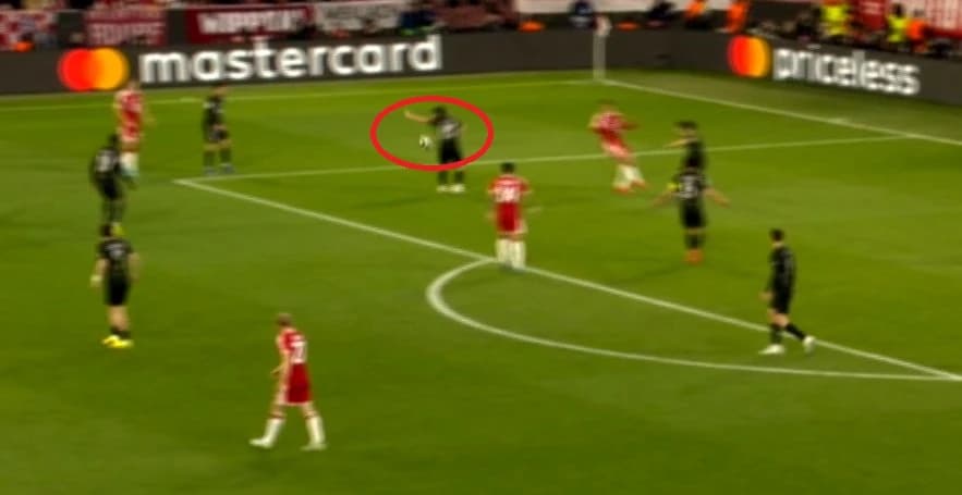 Fază scandaloasă în Bayern Munchen – PSG! Centralul nu a dictat penalty pentru un henţ clar în careu