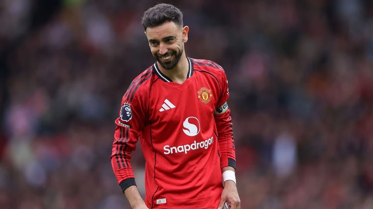 Fernandes wins FWA Footballer of the Year award