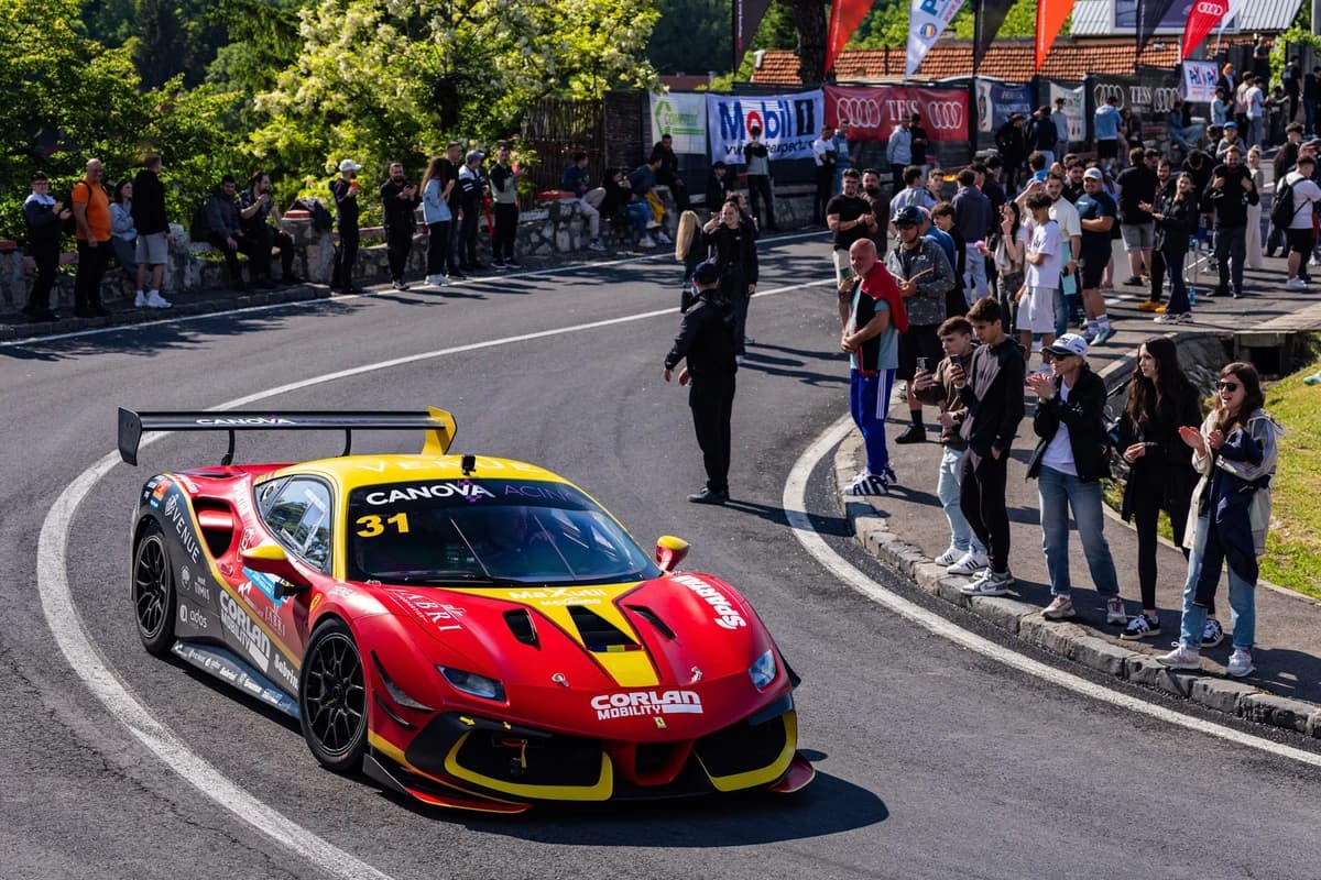 Ferrari doboară din nou recordurile la viteză în coastă în România! Radu Benea, al doilea titlu cons