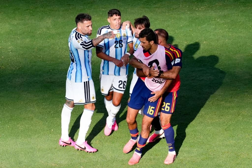 FIFA, pedepse drastice după scandalul de la finala Cupei Mondiale: Leandro Paredes, suspendat 10 mec