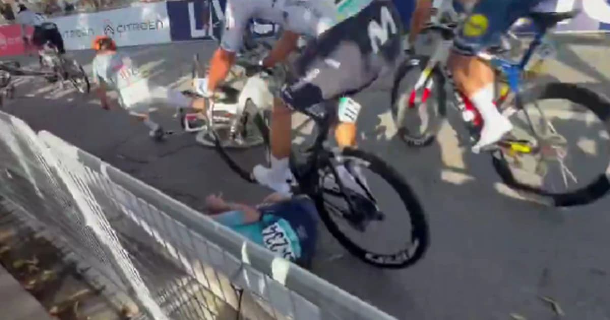 Final şocant în Gran Piemonte. Câştigător de etapă în Giro, călcat de rutierii din spate după ce a c