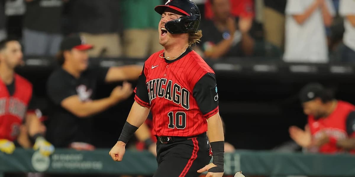 First-place White Sox keep rolling in playoff-like atmosphere at The Rate