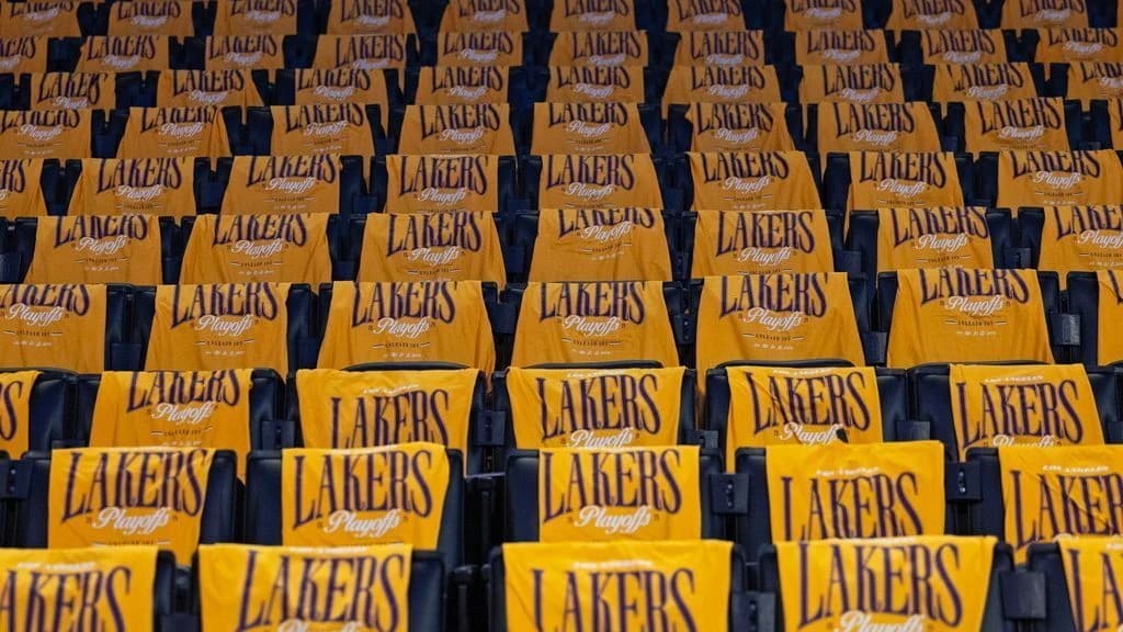 Five Buss siblings 'united' in selling Lakers shares