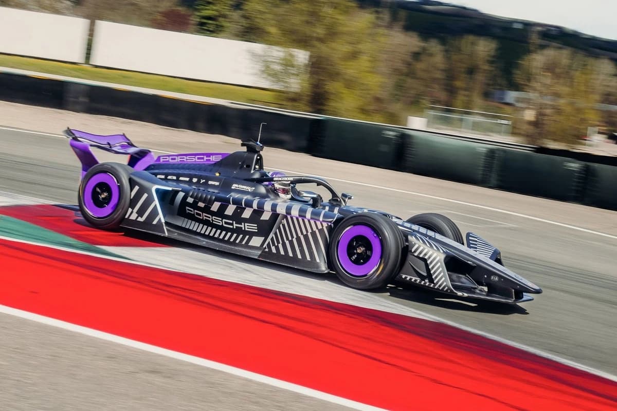 Flat-out and energy saving: How Formula Eβs Gen4 race format is taking shape