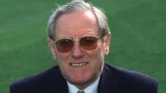 Former England cricket captain Smith dies aged 92