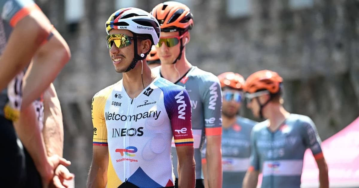 Former Tour de France winner Egan Bernal gifts Thymen Arensman podium place at the Giro: 'He deserve