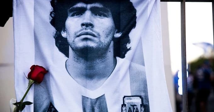 Fotbal: „Avea multe edeme, abdomenul bombat ca un balon”. La procesul lui Maradona au fost prezentat