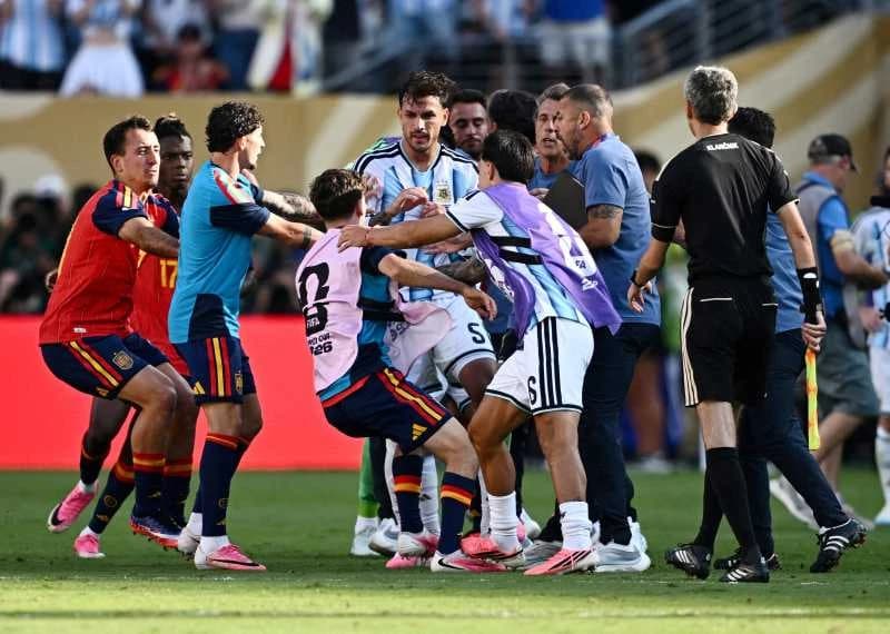 Fotbal - CM 2026: Argentinianul Leandro Paredes, suspendat 10 meciuri de FIFA