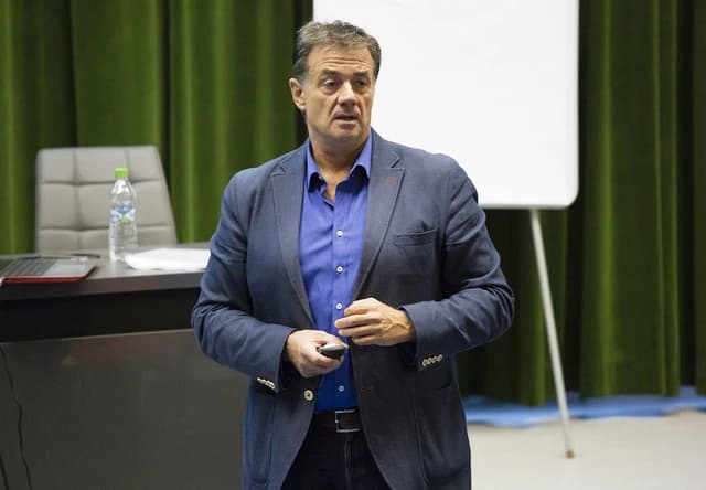 Fotbal: FRF a aprobat propunerea lui Vassaras şi va desemna arbitru de rezervă VAR la fiecare meci d