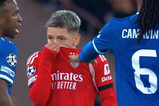 Fotbal: IFAB aprobă acordarea cartonaşelor roşii pentru jucătorii care îşi acoperă gura când vorbesc