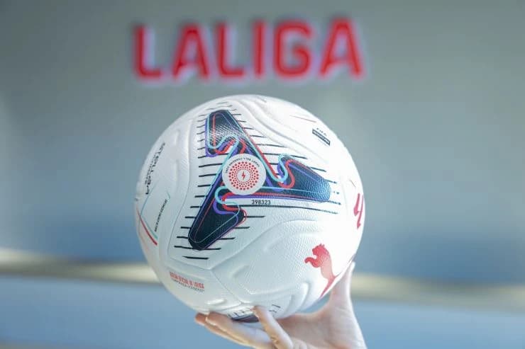 Fotbal: La Liga va introduce un senzor în mingile de joc pentru a sprijini echipa de arbitri în camp