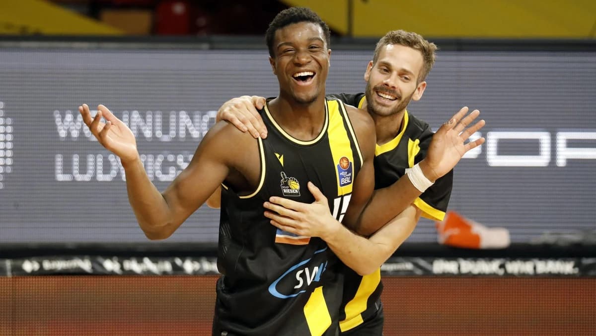 Foto 1/5 Ariel Hukporti, de la ultimul loc în Draft la titlul NBA și Porsche Turbo Award | Baschet