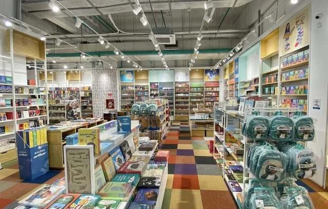 FOTO Liderul neoficial al editurilor intră în retailul offline, deschizând prima sa librărie în Colo