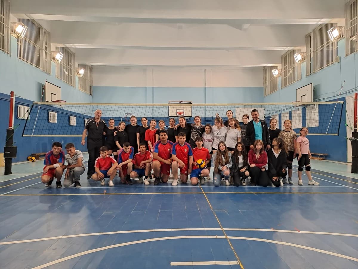 FOTO! Primul meci de volei pentru elevii din Bordești