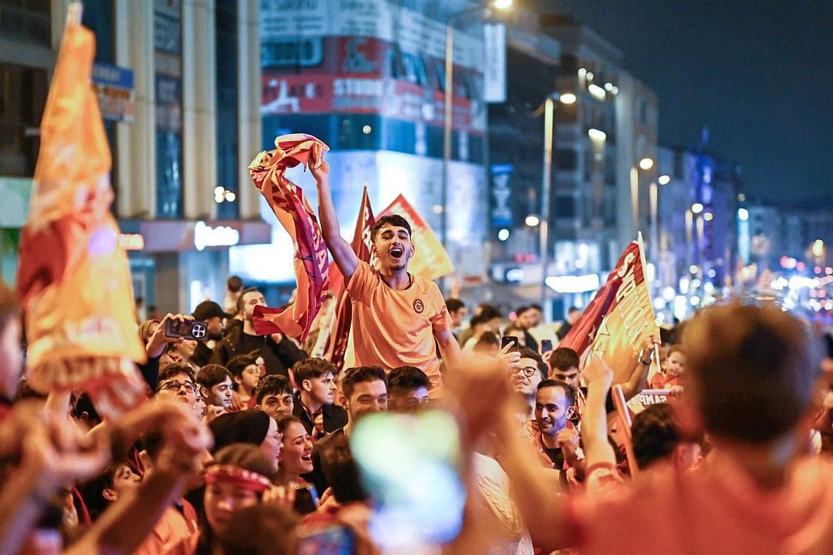 Galatasaray a câștigat al patrulea titlu consecutiv și a scos suporterii în stradă! Imagini spectacu