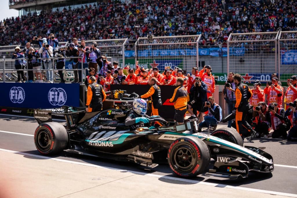 George Russell câștigă sprintul din Canada în Formula 1 după un duel tensionat cu Antonelli și Norri