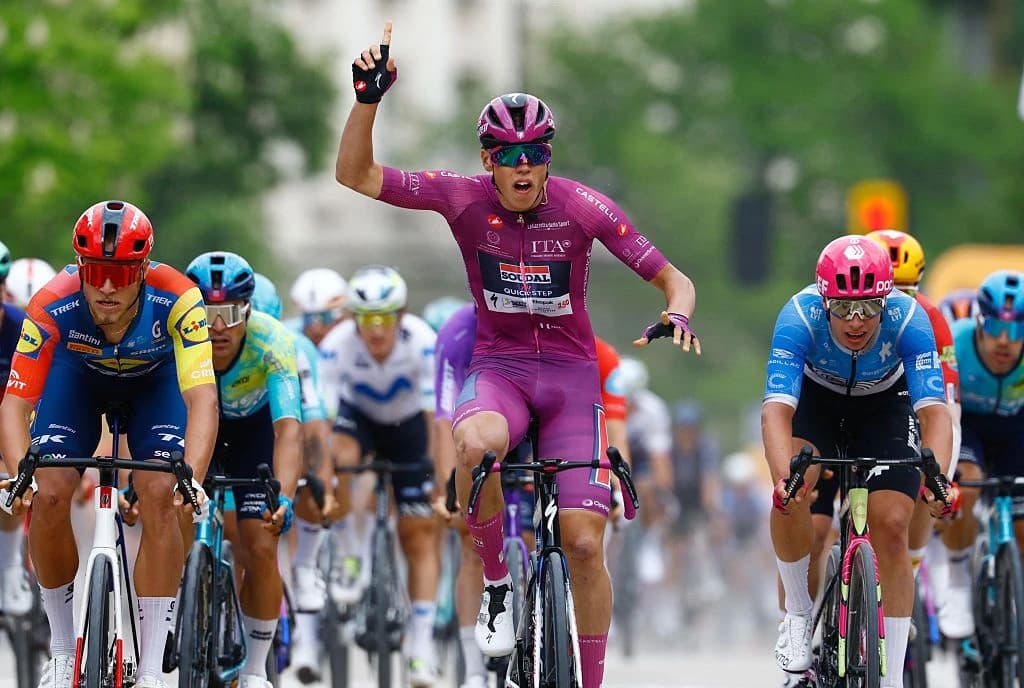 Giro d'Italia: Paul Magnier edges out Jonathan Milan to claim second victory on stage 3