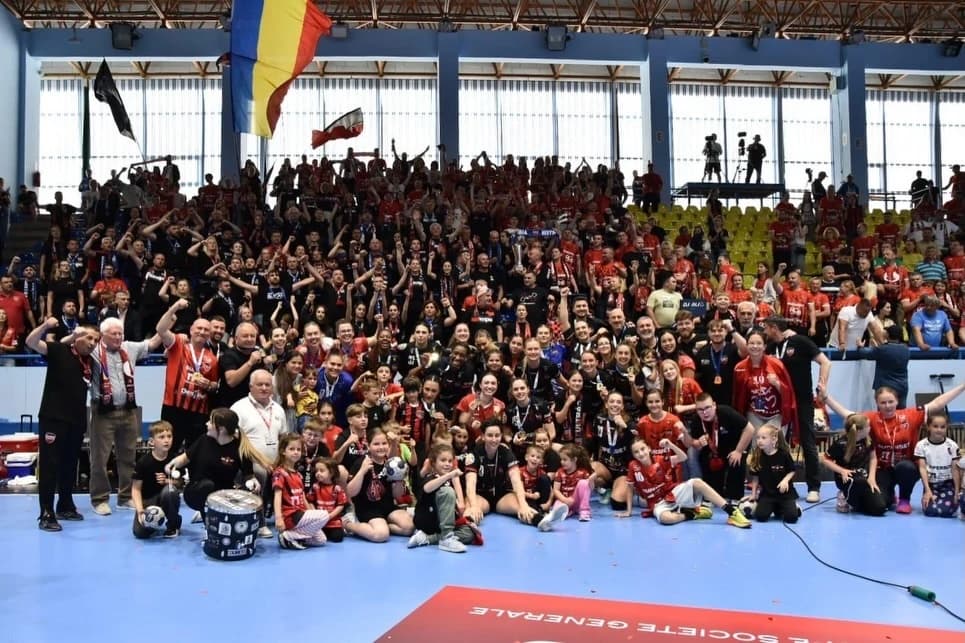 Handbal feminin: Gloria Bistriţa, campioană naţională în premieră. Titlul va fi sărbătorit în mijloc