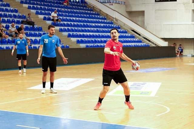 Handbal masculin: HC Buzău, a doua finalistă a Supercupei, după prelungiri şi 14 aruncări de la 7 me